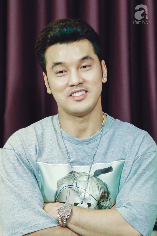 Thấy nhiều dấu son môi trên áo chồng, đây là cách vợ Ưng Hoàng Phúc ứng xử