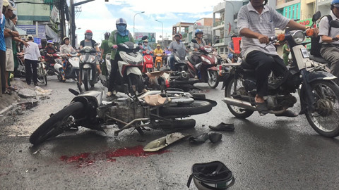 Tai nạn kinh hoàng: Xe tải lùa 8 xe máy trong tiếng la hét thất thanh