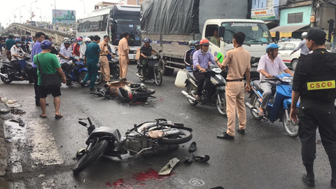 Tai nạn kinh hoàng: Xe tải lùa 8 xe máy trong tiếng la hét thất thanh