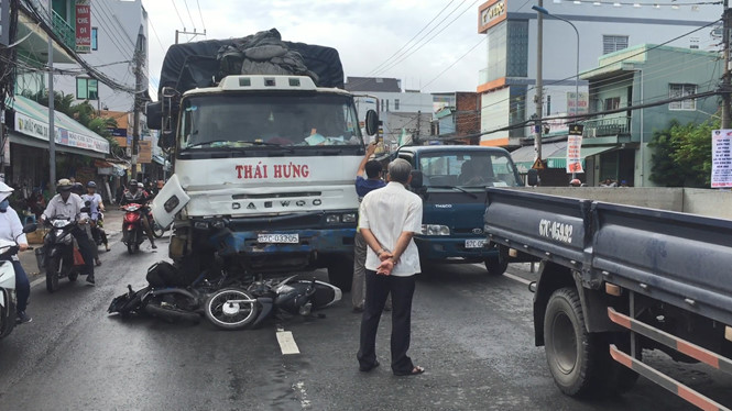 Tai nạn kinh hoàng: Xe tải lùa 8 xe máy trong tiếng la hét thất thanh