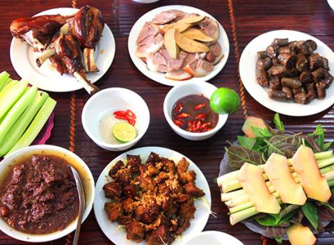 Khuyên dân Hà Nội thôi ăn thịt chó: A dua theo Tây