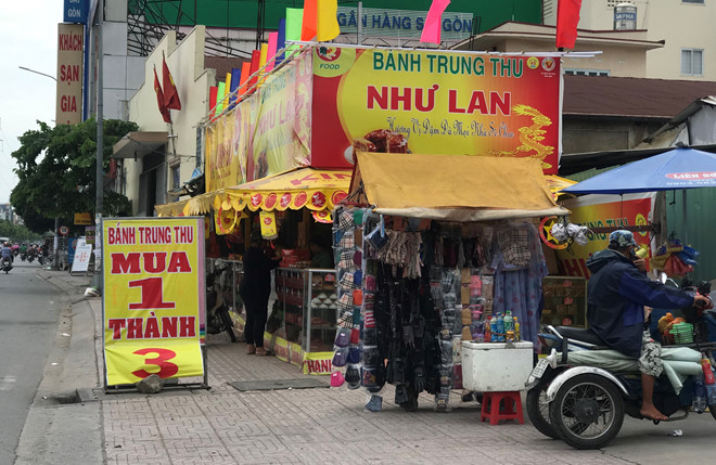 Bánh Trung thu mua 1 thành 3, khách hồ hởi xem rồi bức xúc bỏ đi Bánh Trung thu mua 1 thành 3, khách hồ hởi xem rồi bức xúc bỏ đi
