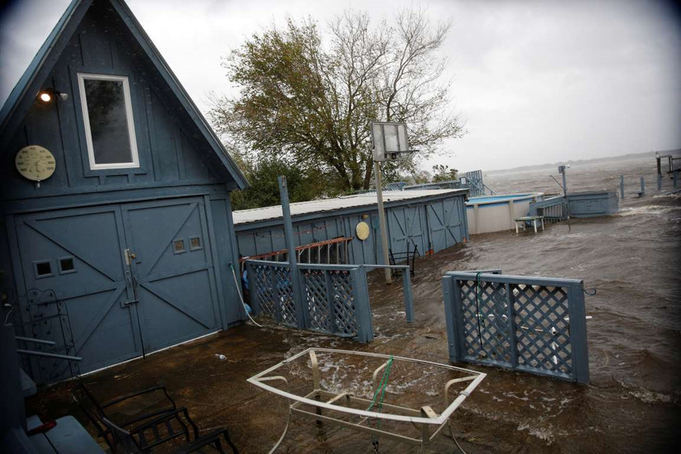 Bão Florence chưa đổ bộ, đường phố bờ Đông Mỹ đã biến thành sông