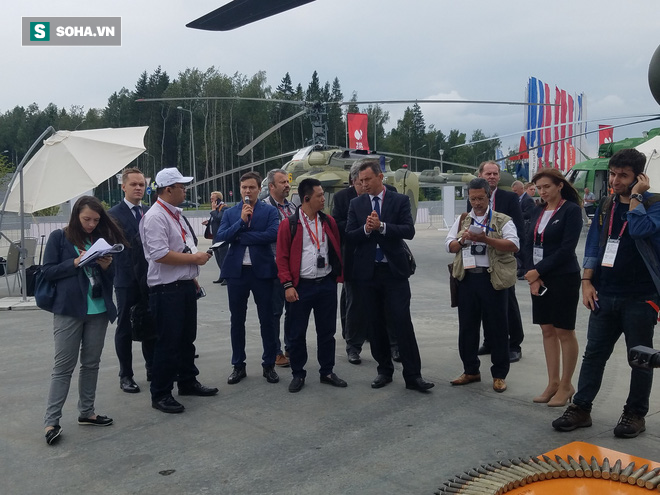 PV VN duy nhất ngồi trực thăng tấn công Mi-28NE: Phát hiện có biểu tượng thời bao cấp