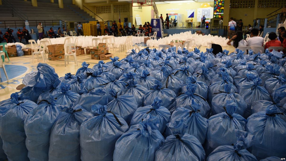Bão Mangkhut đổ bộ, Philippines gom gạo nhập trái phép để viện trợ