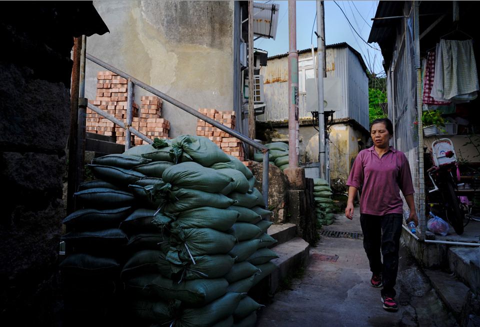 Bão Mangkhut đổ bộ, Philippines gom gạo nhập trái phép để viện trợ