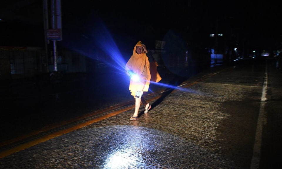 Bão Mangkhut đổ bộ, Philippines gom gạo nhập trái phép để viện trợ