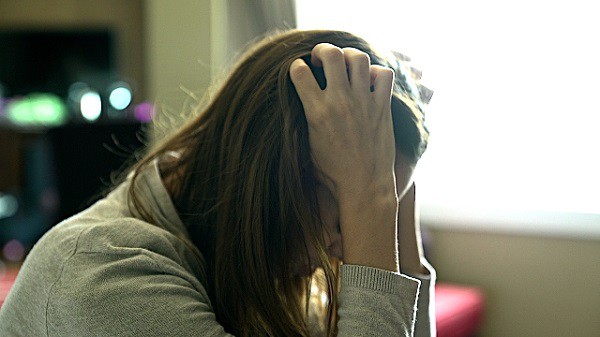 Tôi vừa sinh xong, chồng nhìn mặt con rồi nổi khùng lên đùng đùng gọi người khác tới nhận con