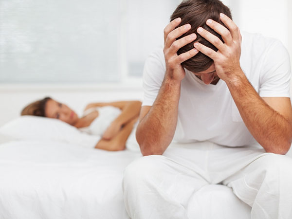 Tôi vừa sinh xong, chồng nhìn mặt con rồi nổi khùng lên đùng đùng gọi người khác tới nhận con