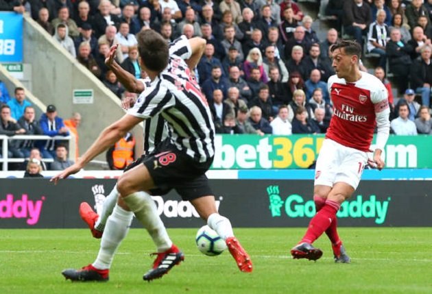 Đập tan chỉ trích, Ozil bừng sáng trong trận thứ 200 cho Arsenal