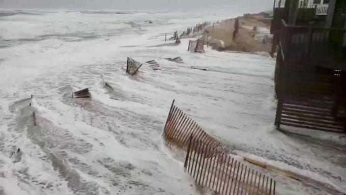 Sự tàn phá của siêu bão Florence khi đổ bộ vào Mỹ