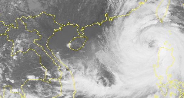 Bão Mangkhut vào Biển Đông với sức gió hơn 180 km/h