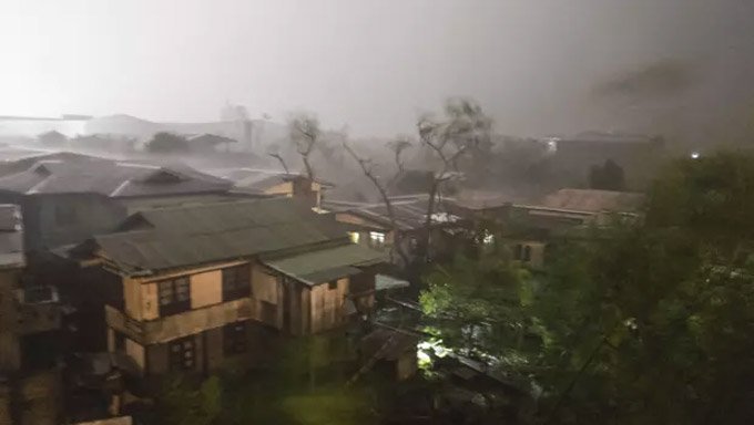 Hình ảnh đầu tiên về siêu bão Mangkhut tấn công Philippines