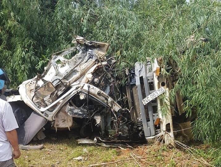 Hiện trường khủng khiếp vụ xe bồn tông xe khách xuống vực, 12 người chết