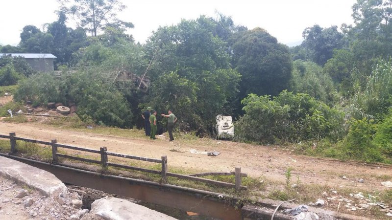 Hiện trường khủng khiếp vụ xe bồn tông xe khách xuống vực, 12 người chết