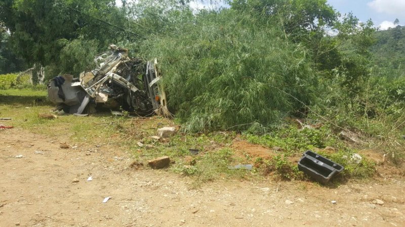 Hiện trường khủng khiếp vụ xe bồn tông xe khách xuống vực, 12 người chết