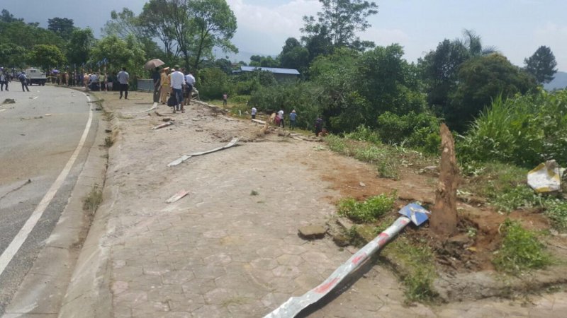 Hiện trường khủng khiếp vụ xe bồn tông xe khách xuống vực, 12 người chết