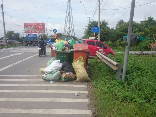 Gom rác độc hại, 3 công nhân nhập viện