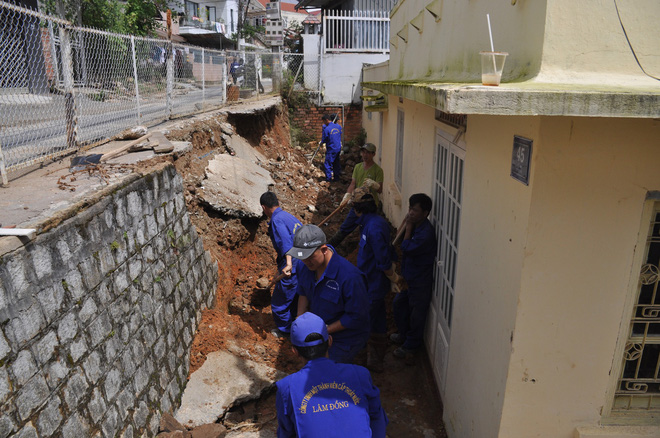 Sập bờ taluy, bê tông đổ sập xuống sân trong khu dân cư ở Đà Lạt