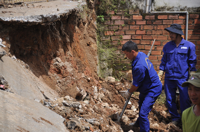 Sập bờ taluy, bê tông đổ sập xuống sân trong khu dân cư ở Đà Lạt