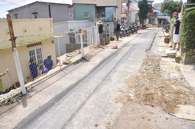 Sập bờ taluy, bê tông đổ sập xuống sân trong khu dân cư ở Đà Lạt