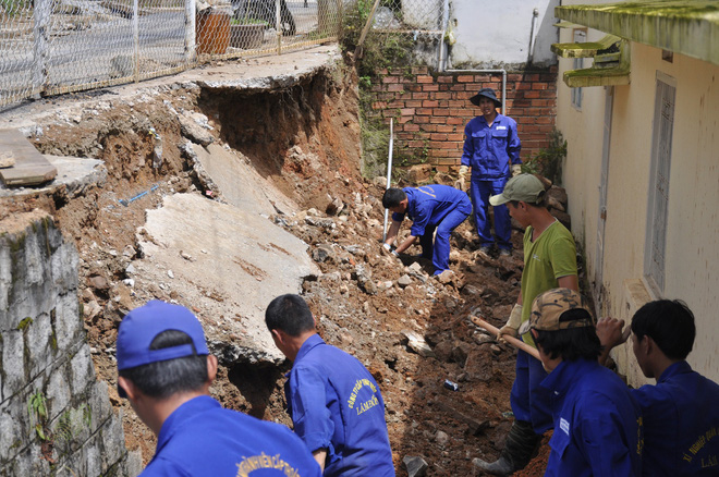 Sập bờ taluy, bê tông đổ sập xuống sân trong khu dân cư ở Đà Lạt