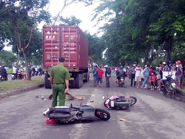 Thanh niên khóc nghẹn ôm bạn gái tử vong sau tai nạn ở Sài Gòn
