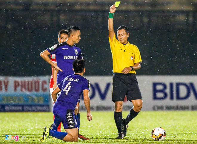 Pha bẻ còi của trọng tài Trần Văn Lập nằm ngoài sách luật