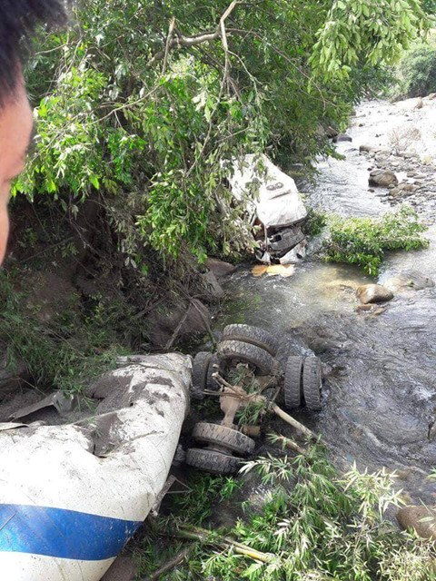 Xe bồn mất phanh đâm ôtô khách, 13 người chết