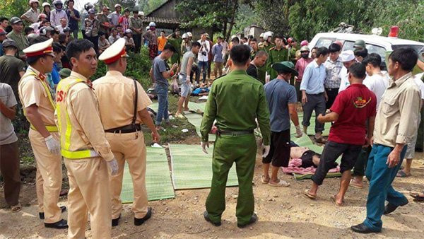 Xe bồn mất phanh đâm ôtô khách, 13 người chết