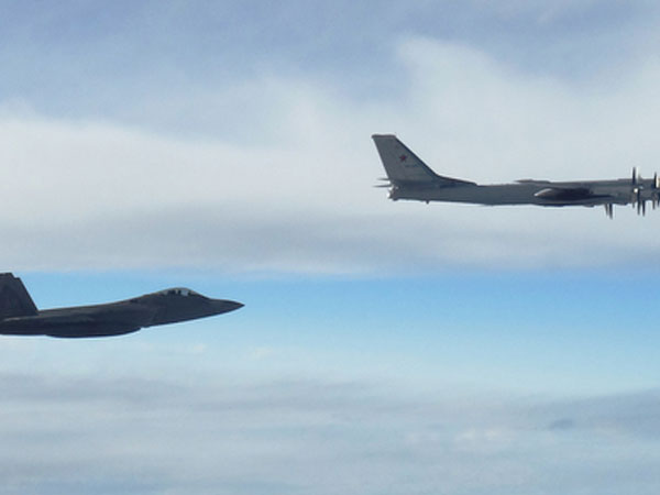 Mỹ có thể ngậm quả đắng khi điều F-22 chặn oanh tạc cơ Nga