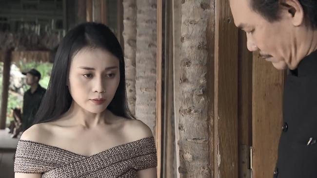 Lão Cấn gây sốc khi chạm tay vào ngực Quỳnh Búp Bê và khuyên: Không mặc gì bên trong thì khách nó mới thích! Lão Cấn gây sốc khi chạm tay vào ngực Quỳnh Búp Bê và khuyên: Không mặc gì bên trong thì khách nó mới thích!