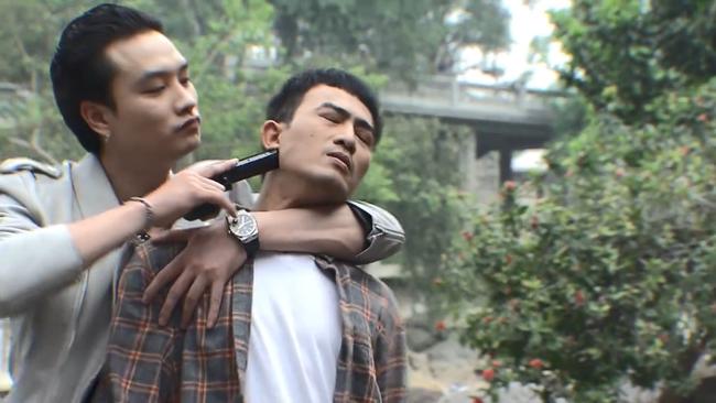 Lão Cấn gây sốc khi chạm tay vào ngực Quỳnh Búp Bê và khuyên: Không mặc gì bên trong thì khách nó mới thích! Lão Cấn gây sốc khi chạm tay vào ngực Quỳnh Búp Bê và khuyên: Không mặc gì bên trong thì khách nó mới thích!