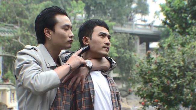 Lão Cấn gây sốc khi chạm tay vào ngực Quỳnh Búp Bê và khuyên: Không mặc gì bên trong thì khách nó mới thích! Lão Cấn gây sốc khi chạm tay vào ngực Quỳnh Búp Bê và khuyên: Không mặc gì bên trong thì khách nó mới thích!