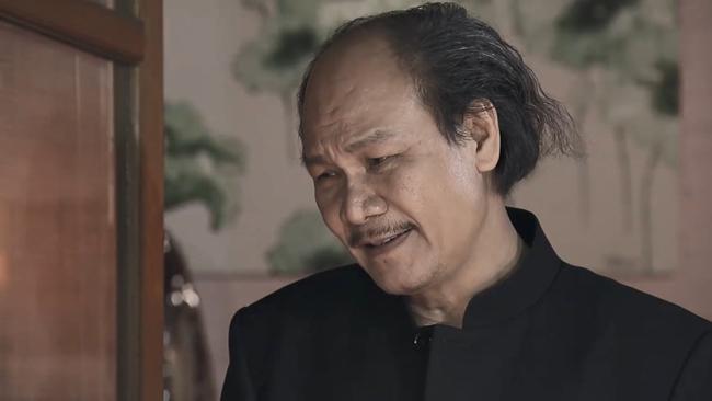 Lão Cấn gây sốc khi chạm tay vào ngực Quỳnh Búp Bê và khuyên: Không mặc gì bên trong thì khách nó mới thích! Lão Cấn gây sốc khi chạm tay vào ngực Quỳnh Búp Bê và khuyên: Không mặc gì bên trong thì khách nó mới thích!