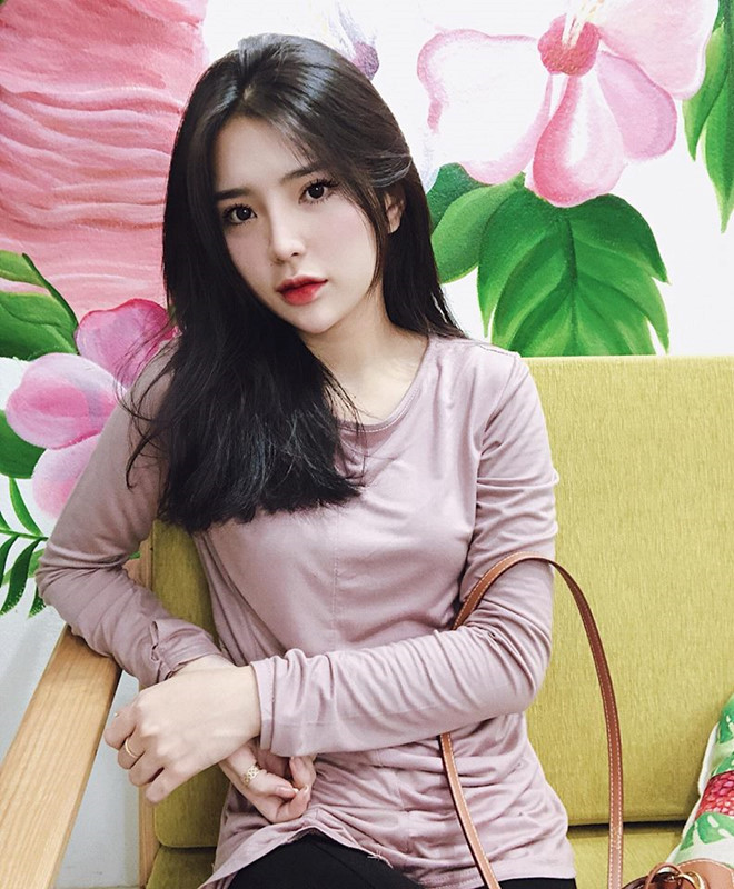 Dân mạng tìm kiếm thiếu nữ diện đồ dân tộc với nụ cười rạng rỡ