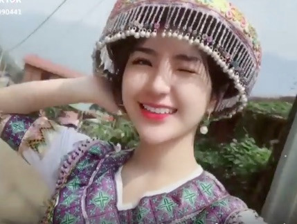 Dân mạng tìm kiếm thiếu nữ diện đồ dân tộc với nụ cười rạng rỡ