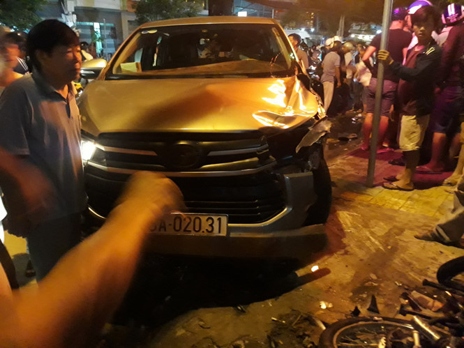 Ô tô 7 chỗ gây tai nạn, 3 người trọng thương