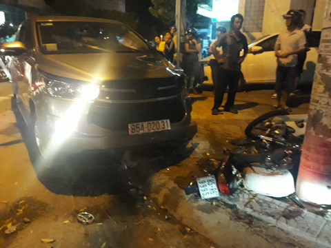 Ô tô 7 chỗ gây tai nạn, 3 người trọng thương