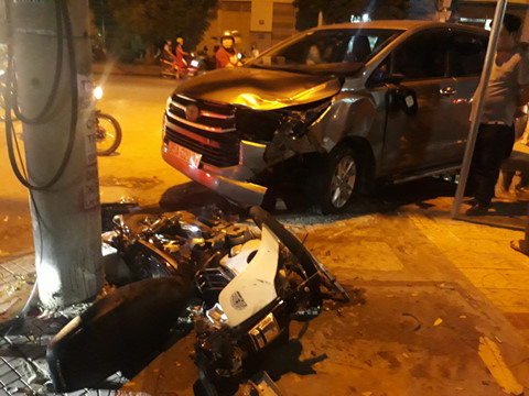 Ô tô 7 chỗ gây tai nạn, 3 người trọng thương