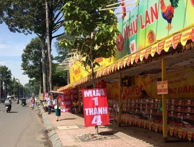 Bánh trung thu mua 1 tặng 1 mập mờ ăn theo thương hiệu lớn