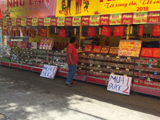 Bánh trung thu mua 1 tặng 1 mập mờ ăn theo thương hiệu lớn