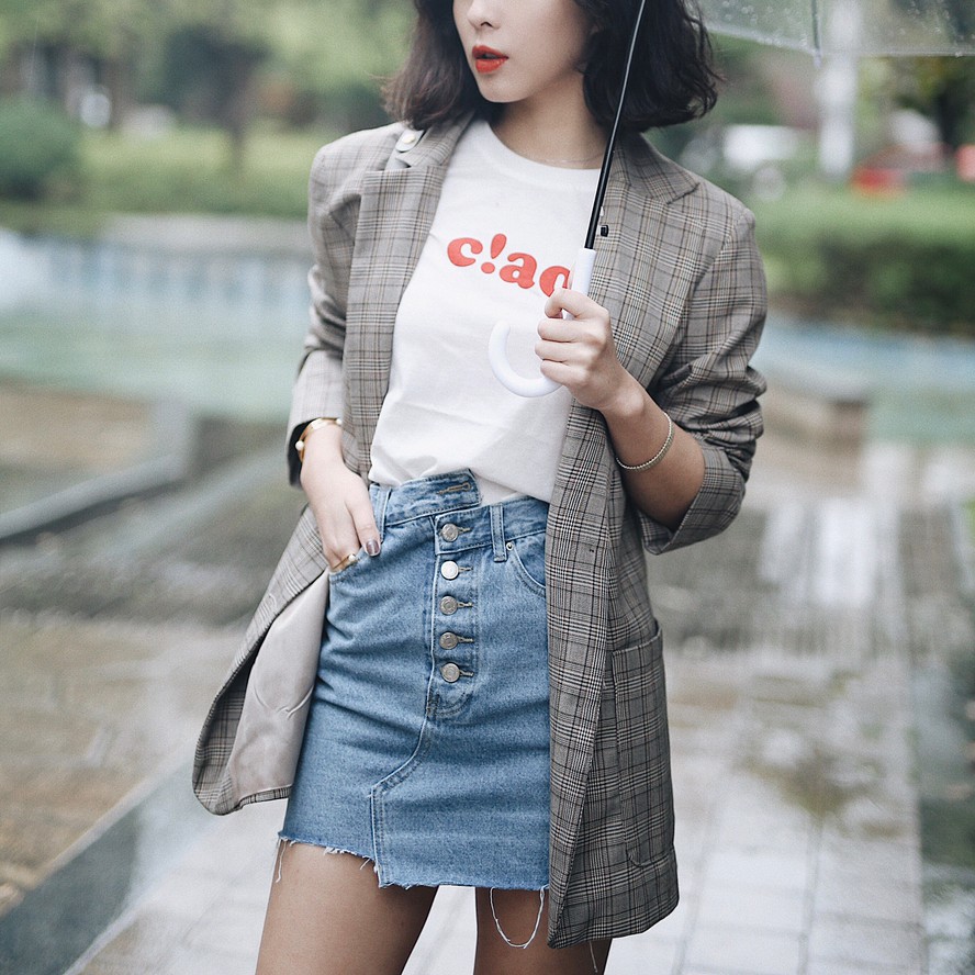Blazer kẻ - chiếc áo cứ thu đến lại gây sốt và tủ đồ của các nàng sao có thể trọn vẹn nếu thiếu đi thiết kế này