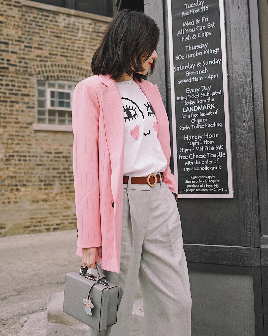 Blazer kẻ - chiếc áo cứ thu đến lại gây sốt và tủ đồ của các nàng sao có thể trọn vẹn nếu thiếu đi thiết kế này