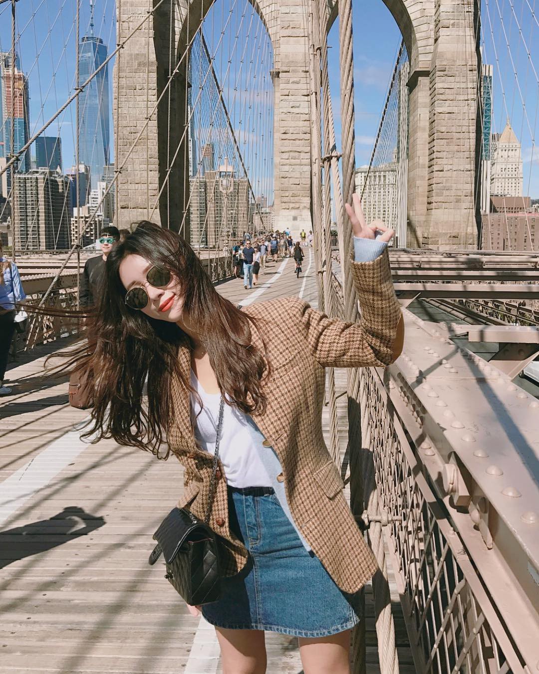 Blazer kẻ - chiếc áo cứ thu đến lại gây sốt và tủ đồ của các nàng sao có thể trọn vẹn nếu thiếu đi thiết kế này