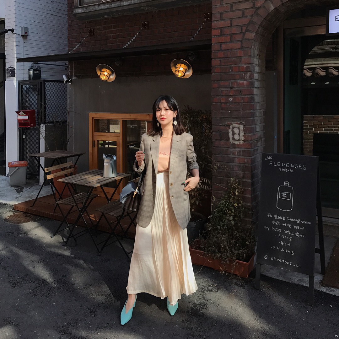 Blazer kẻ - chiếc áo cứ thu đến lại gây sốt và tủ đồ của các nàng sao có thể trọn vẹn nếu thiếu đi thiết kế này