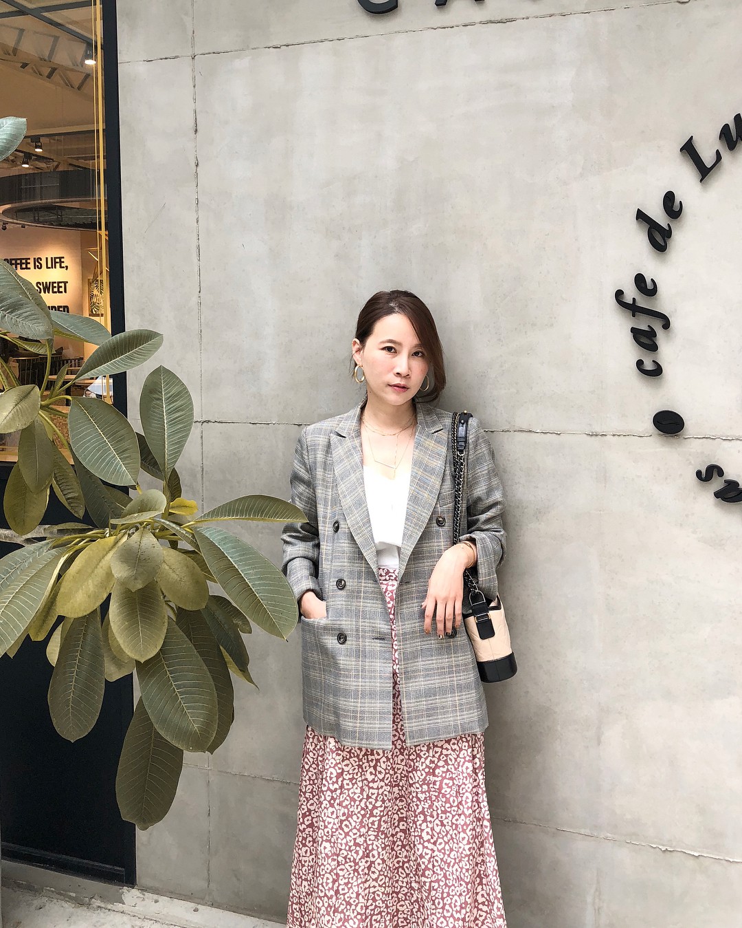 Blazer kẻ - chiếc áo cứ thu đến lại gây sốt và tủ đồ của các nàng sao có thể trọn vẹn nếu thiếu đi thiết kế này