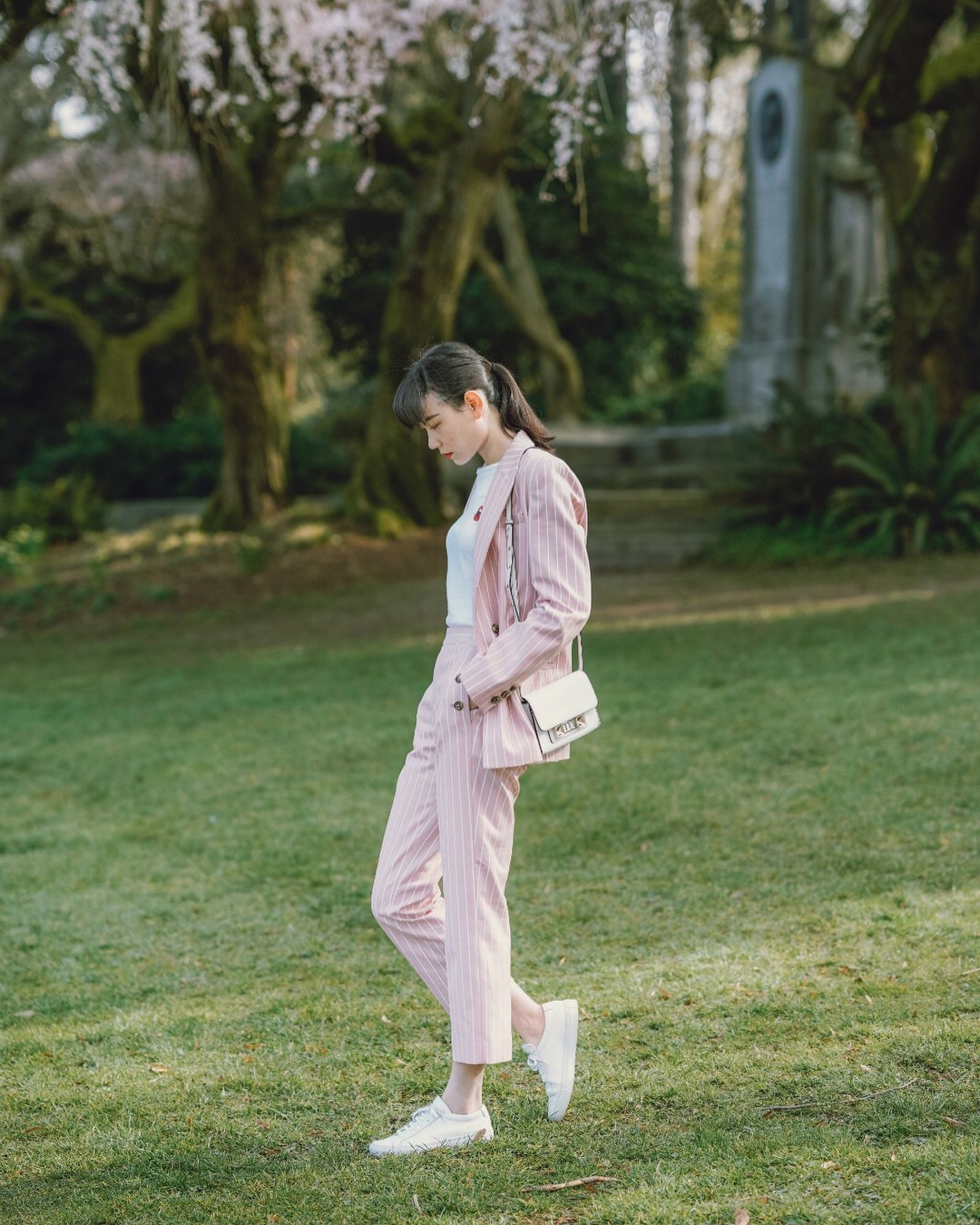 Blazer kẻ - chiếc áo cứ thu đến lại gây sốt và tủ đồ của các nàng sao có thể trọn vẹn nếu thiếu đi thiết kế này