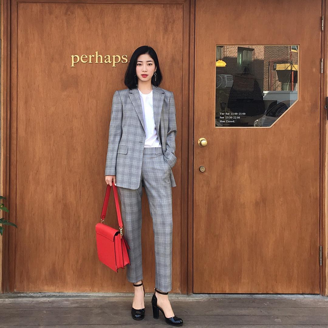 Blazer kẻ - chiếc áo cứ thu đến lại gây sốt và tủ đồ của các nàng sao có thể trọn vẹn nếu thiếu đi thiết kế này