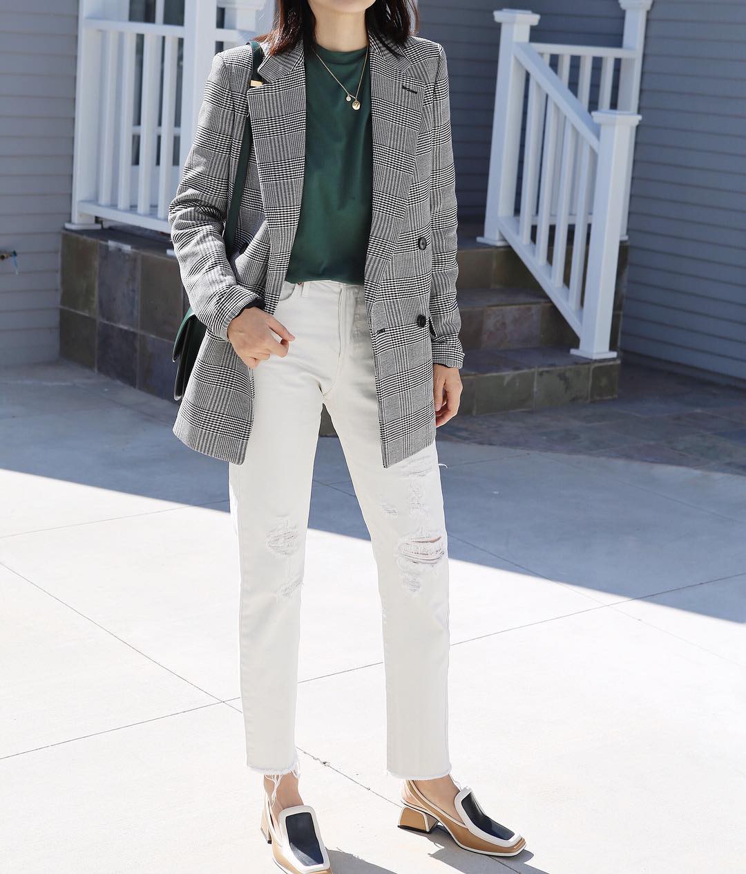 Blazer kẻ - chiếc áo cứ thu đến lại gây sốt và tủ đồ của các nàng sao có thể trọn vẹn nếu thiếu đi thiết kế này